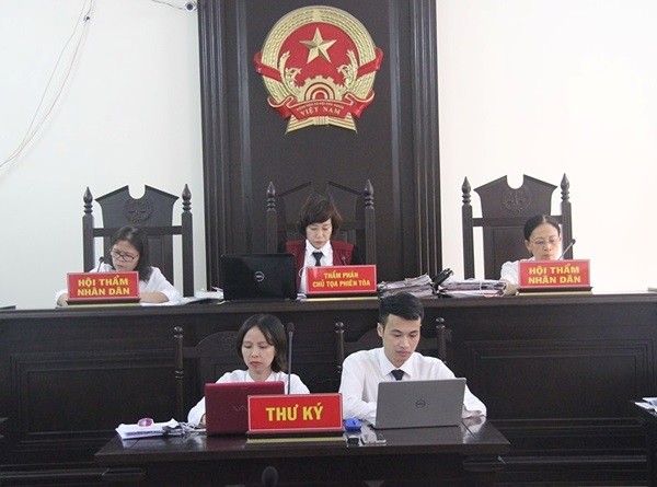 Ba mẹ con vướng vòng lao lý vì ‘bảo vệ đồng hồ nước’ - ảnh 1