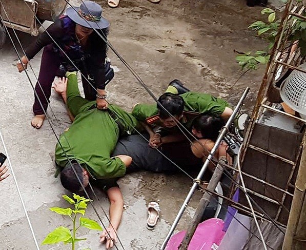 Ba mẹ con vướng vòng lao lý vì ‘bảo vệ đồng hồ nước’ - ảnh 2