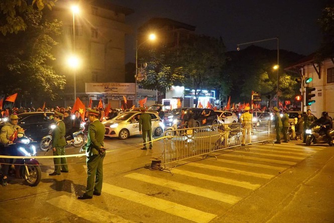 Hàng nghìn cảnh sát 'trực chiến' chống đua xe trận Việt Nam - Thái Lan - ảnh 2