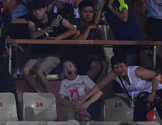 TP Hà Nội chỉ đạo làm rõ vụ đốt pháo sáng khiến 2 người bị thương - ảnh 1