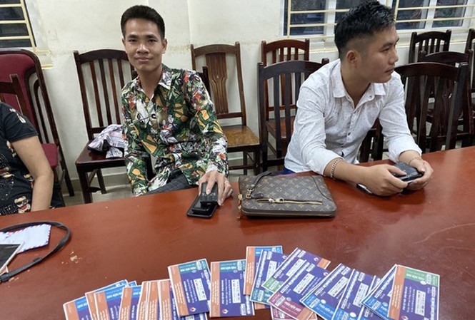 Xử lý 6 cò vé chuyên nghiệp trước giờ bóng lăn trận Việt Nam - Malaysia - ảnh 1