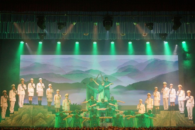 Chủ tịch Quốc hội: 'Biên cương Tổ quốc là bất khả xâm phạm' - ảnh 8