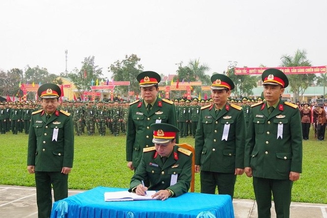 Nữ sĩ quan Nghệ An và nữ dân quân Làng Đỏ chỉnh tề duyệt đội ngũ - ảnh 1