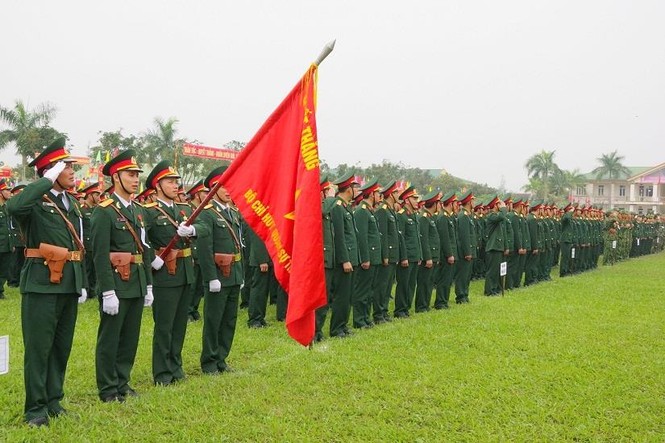 Nữ sĩ quan Nghệ An và nữ dân quân Làng Đỏ chỉnh tề duyệt đội ngũ - ảnh 4