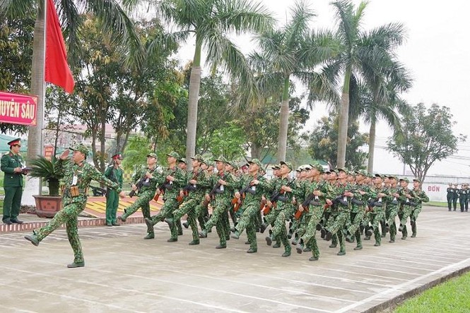 Nữ sĩ quan Nghệ An và nữ dân quân Làng Đỏ chỉnh tề duyệt đội ngũ - ảnh 6