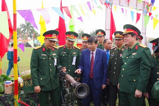 Nữ sĩ quan Nghệ An và nữ dân quân Làng Đỏ chỉnh tề duyệt đội ngũ - ảnh 3