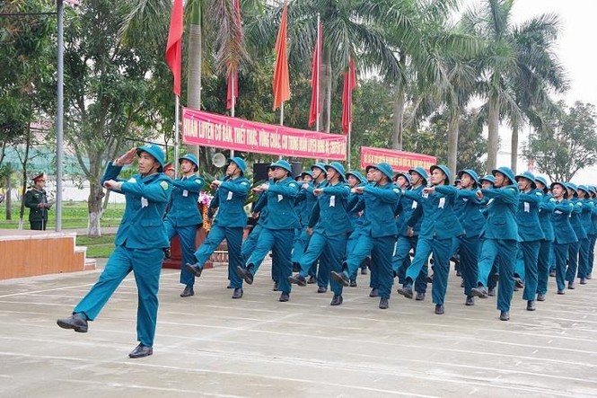 Nữ sĩ quan Nghệ An và nữ dân quân Làng Đỏ chỉnh tề duyệt đội ngũ - ảnh 7
