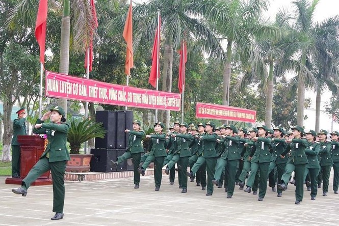 Nữ sĩ quan Nghệ An và nữ dân quân Làng Đỏ chỉnh tề duyệt đội ngũ - ảnh 5