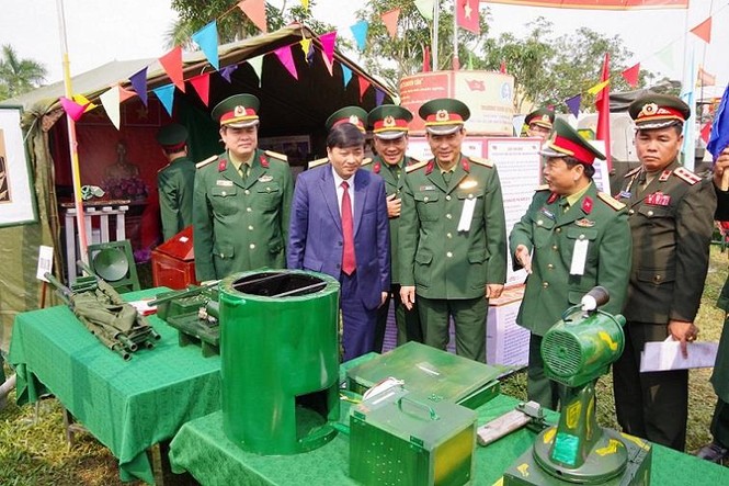 Nữ sĩ quan Nghệ An và nữ dân quân Làng Đỏ chỉnh tề duyệt đội ngũ - ảnh 2