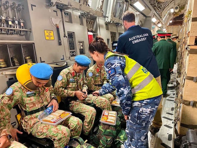 Cận cảnh vận tải cơ C-17A chở bác sĩ mũ nồi xanh Việt Nam sang Nam Sudan - ảnh 5