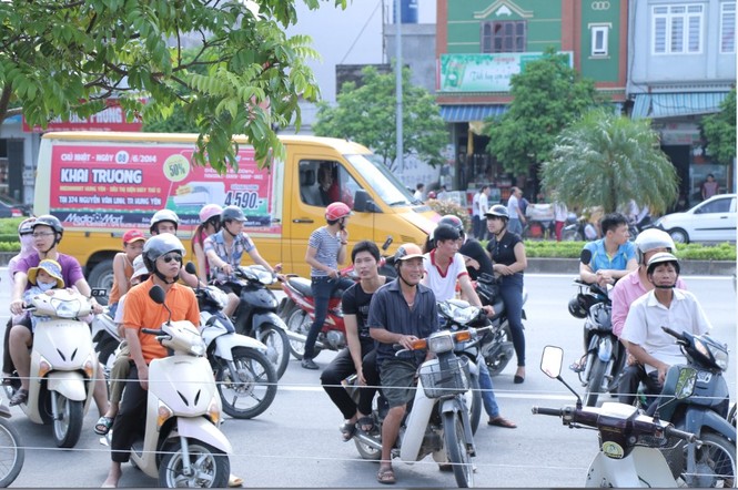 Biển người chờ khai trương đại siêu thị Media Mart Hưng Yên - ảnh 6