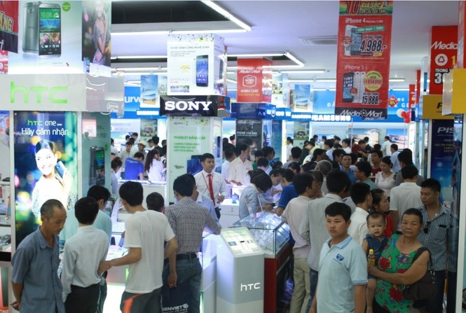 Chen lấn mua hàng tại MediaMart - ảnh 2
