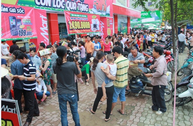 Chen lấn mua hàng tại MediaMart - ảnh 3