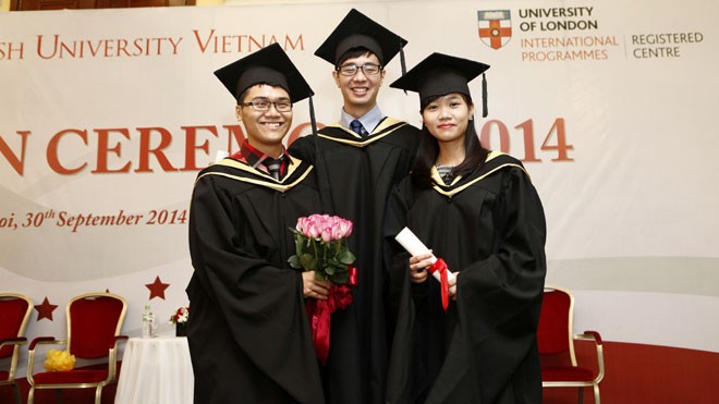 Những sinh viên đầu tiên nhận bằng của Đại học London tại Việt Nam - ảnh 1