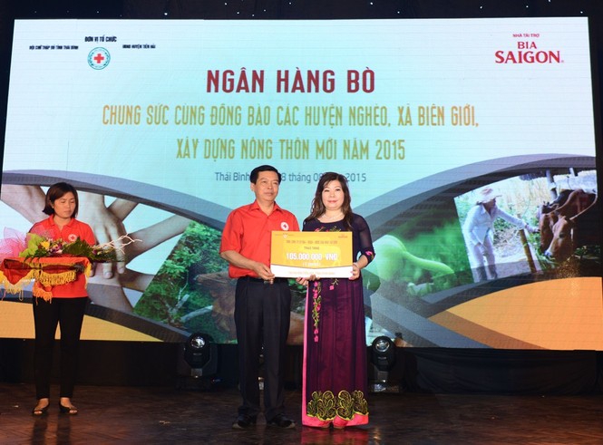 Bia Sài Gòn tặng bò tại Thái Bình - ảnh 1