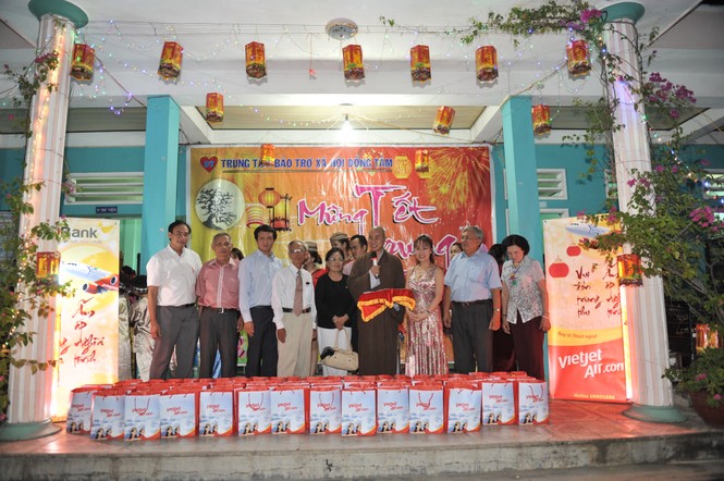Lãnh đạo Vietjet đón trung thu cùng trẻ em cơ nhỡ - ảnh 1