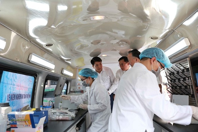 Vingroup trao tặng Hà Nội 3 xe kiểm nghiệm thực phẩm - ảnh 2