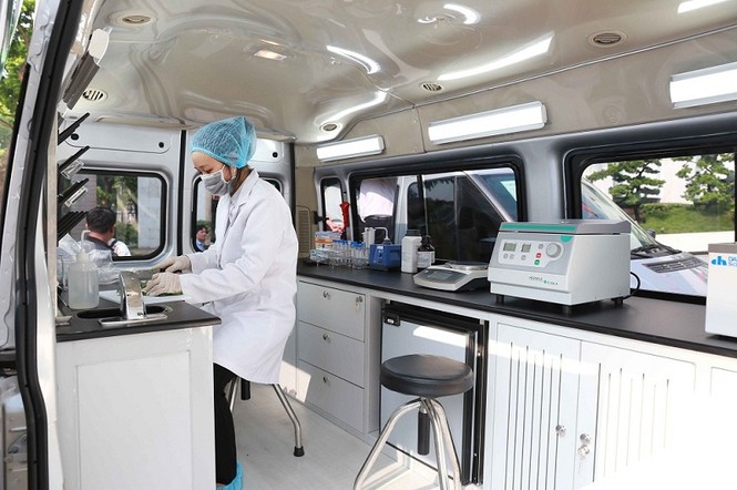 Vingroup trao tặng Hà Nội 3 xe kiểm nghiệm thực phẩm - ảnh 3