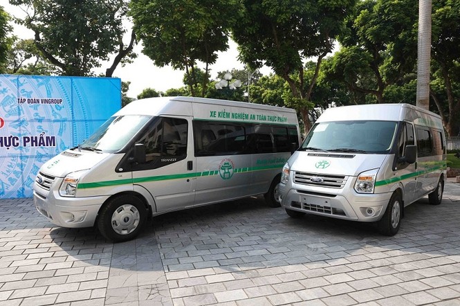 Vingroup trao tặng Hà Nội 3 xe kiểm nghiệm thực phẩm - ảnh 1