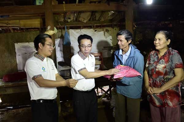Hoa Sen hỗ trợ hộ nghèo, thiệt hại nặng tại “rốn lũ” Bình Định - ảnh 1