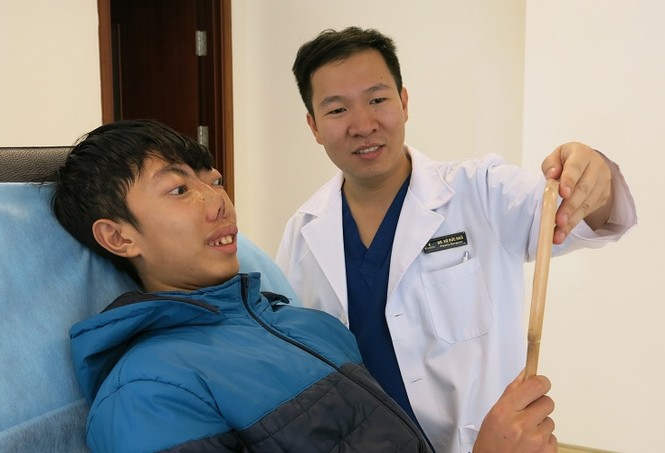 Giáo sư Mỹ 4 lần trở lại Việt Nam vì cậu bé “không có mặt” - ảnh 2