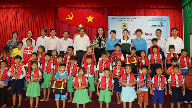 Trao cặp phao cứu sinh cho trẻ em vùng sông nước Tiền Giang và Cần Thơ - ảnh 1