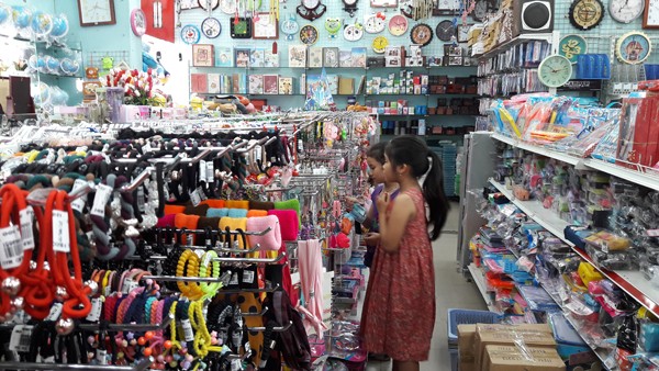 Nhà sách Tiền Phong đón hàng trăm lượt khách mỗi ngày dịp 1/6 - ảnh 1