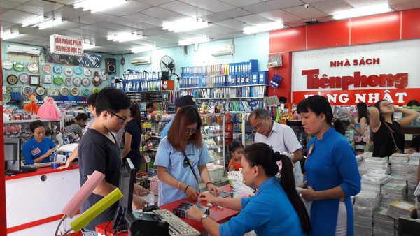 Nhà sách Tiền Phong đón hàng trăm lượt khách mỗi ngày dịp 1/6 - ảnh 2
