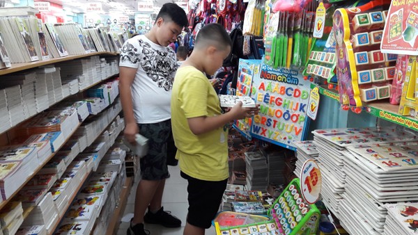 Nhà sách Tiền Phong đón hàng trăm lượt khách mỗi ngày dịp 1/6 - ảnh 3