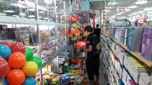 Nhà sách Tiền Phong đón hàng trăm lượt khách mỗi ngày dịp 1/6 - ảnh 4
