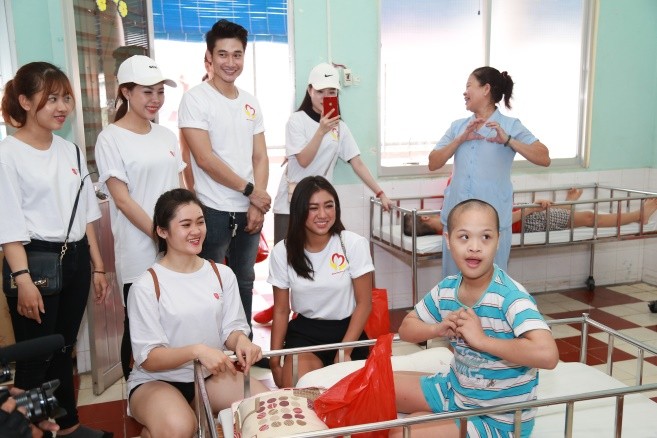 Hoa hậu Vy Nguyễn về Việt Nam thăm và tặng quà cho trẻ em mồ côi khuyết tật - ảnh 7