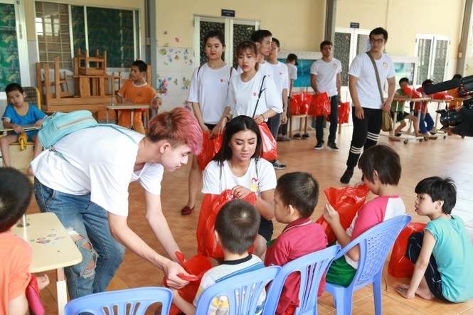 Hoa hậu Vy Nguyễn về Việt Nam thăm và tặng quà cho trẻ em mồ côi khuyết tật - ảnh 8