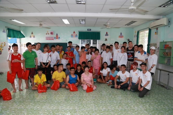 Hoa hậu Vy Nguyễn về Việt Nam thăm và tặng quà cho trẻ em mồ côi khuyết tật - ảnh 9