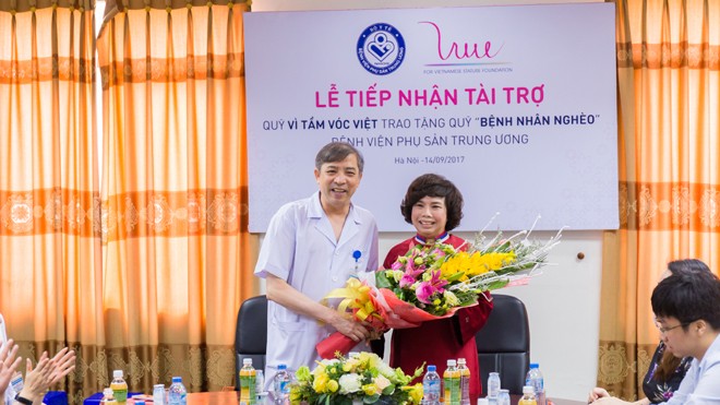 Tặng 300 triệu đồng cho Quỹ vì bệnh nhân nghèo Bệnh viện phụ sản trung ương - ảnh 1