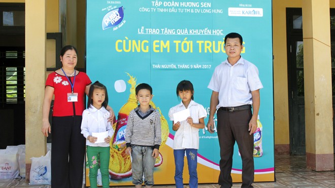Hàng nghìn phần quà đồng hành cùng em tới trường - ảnh 1