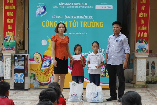 Hàng nghìn phần quà đồng hành cùng em tới trường - ảnh 2