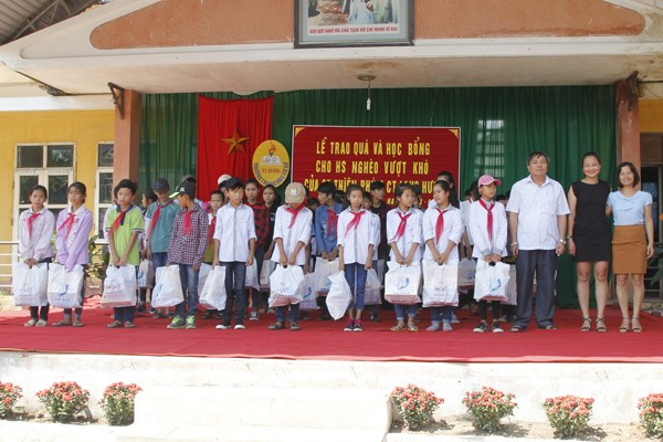 Hàng nghìn phần quà đồng hành cùng em tới trường - ảnh 3