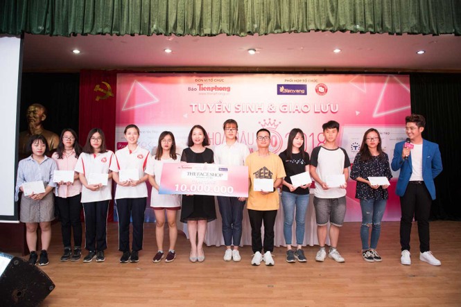 Tour quảng bá tuyển sinh HHVN 2018 đến 'Ngôi trường của các hoa hậu' - ảnh 7
