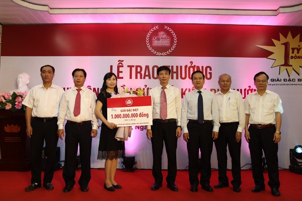 Agribank trao giải đặc biệt thứ 2 cho khách hàng - ảnh 1