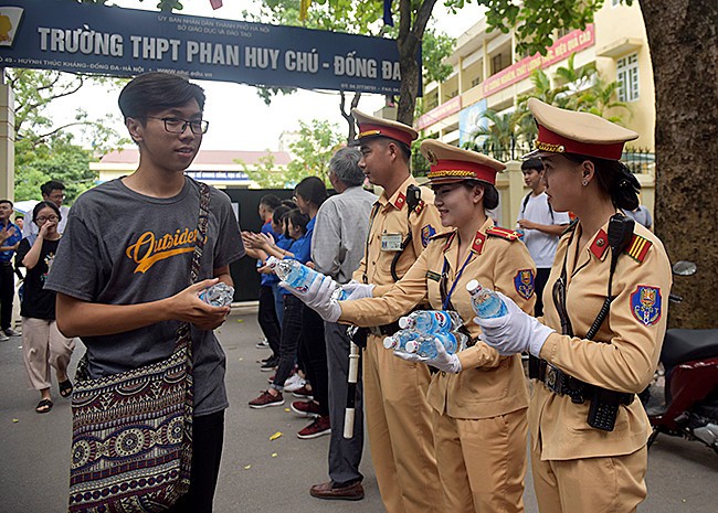 CSGT đứng tặng bút, thước kẻ miễn phí cho thí sinh - ảnh 1