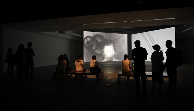 Video art của Hiraki Sawa: Lời gọi mời khó cưỡng từ cõi siêu thực - ảnh 1