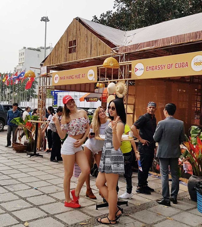 Hàng nghìn người tiếp tục 'rồng rắn' xếp hàng săn tour 0 đồng - ảnh 11