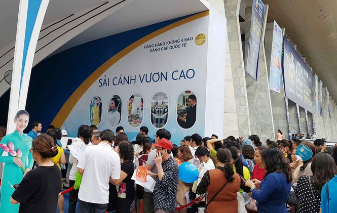 Hàng nghìn người tiếp tục 'rồng rắn' xếp hàng săn tour 0 đồng - ảnh 3