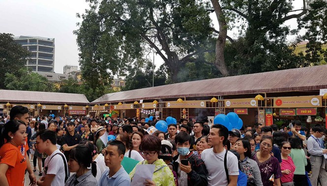 Hàng nghìn người tiếp tục 'rồng rắn' xếp hàng săn tour 0 đồng - ảnh 4