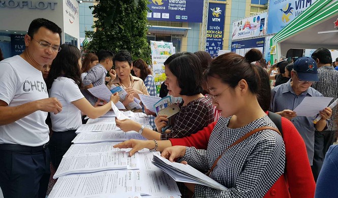 Hàng nghìn người tiếp tục 'rồng rắn' xếp hàng săn tour 0 đồng - ảnh 2