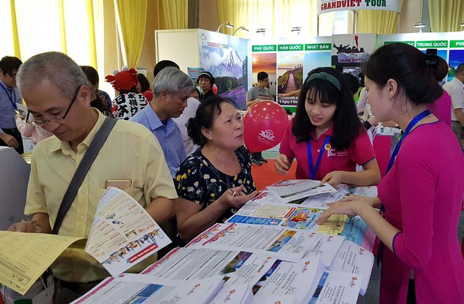 Hàng nghìn người tiếp tục 'rồng rắn' xếp hàng săn tour 0 đồng - ảnh 6