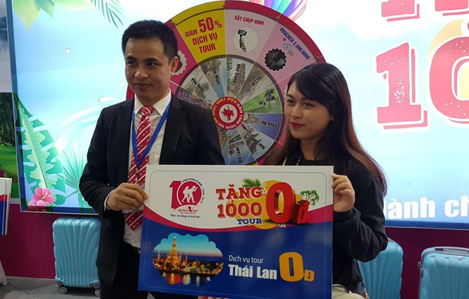 Hàng nghìn người tiếp tục 'rồng rắn' xếp hàng săn tour 0 đồng - ảnh 8
