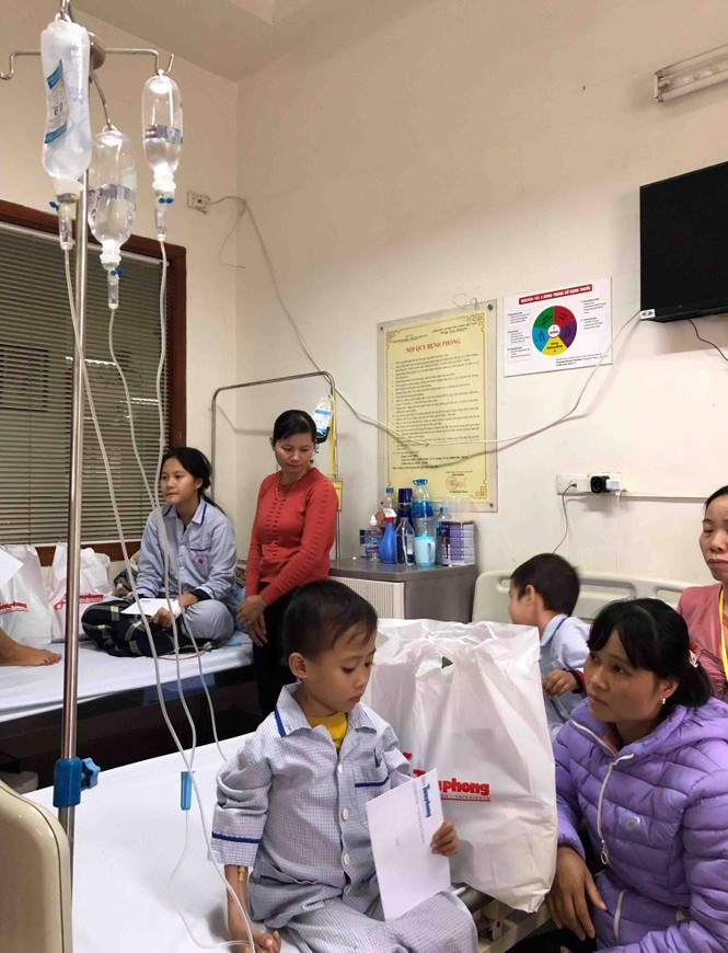 Chủ nhật Đỏ tặng quà bệnh nhi Viện huyết học truyền máu T.Ư - ảnh 2