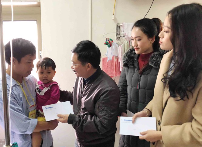 Chủ nhật Đỏ tặng quà bệnh nhi Viện huyết học truyền máu T.Ư - ảnh 1