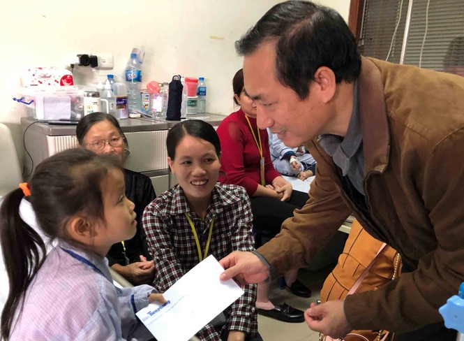 Chủ nhật Đỏ tặng quà bệnh nhi Viện huyết học truyền máu T.Ư - ảnh 6